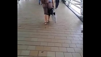 Tante Cina Memamerkan Pantatnya Yang Menggoda