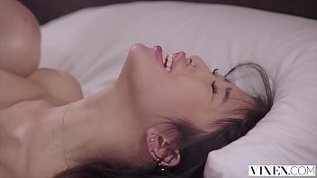 Gadis Asia Muda Yang Nakal Beraksi Ganas Dengan Tetangga