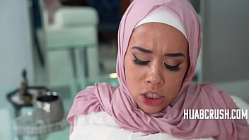 Membuat Adik Tiri Arabku Tak Lagi Malu-malu | Goyangan Berhijab