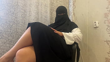 Ibu Tiri Berjilbab Arab Mengocok Memeknya Sendiri