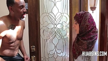 Pelacur Arab Berhijab Ngentot Dengan Pria Negro Di Kompleksnya