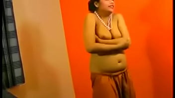 Istri India Desi Rupali Bhabhi Menggoda Dengan Tubuh Telanjangnya Yang Menggairahkan