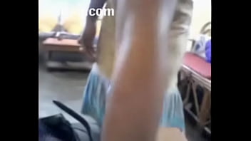 Pembantu India Melayani Tuan Rumah Dengan Gaya Yang Menggoda