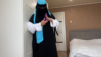 Istri Arab Berhijab Menemukan Mainan Seks Saat Bersih-bersih Dan Jadi Bergairah