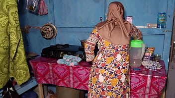 Menggoda Ibu Mertua Yang Menggairahkan Di Balik Meja Dapur