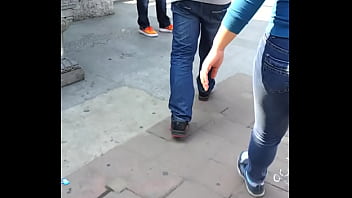 Pantat Seksi Gadis Tionghoa Menggoda Di Jalanan