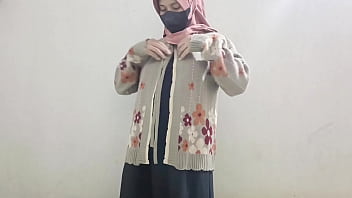 Gadis Berhijab Meremas-raba Memeknya Sendiri Dengan Mentimun Yang Menggoda