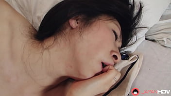 Emiko Koike, Milf Brunette Jepang Yang Seksi, Menggoda Dan Melayani Kontol Keras Suaminya Tanpa Sensor
