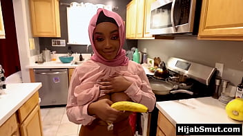 Gadis Muslimah Berkulit Hitam Belajar Cara Memberikan Oral Yang Nikmat