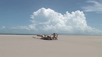Tiga Serangkai Di Pantai Dengan Mama Berkulit Gelap Yang Menggoda