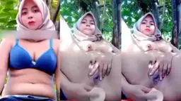 Gadis Berhijab Cantik Mengocek Dubur Di Kebun