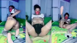 Ica Membuka Lebar, Memamerkan Memek Pinknya Yang Menggoda