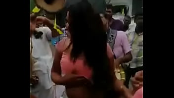 Tarian Jalanan India Yang Menggoda Dengan Payudara Terbuka