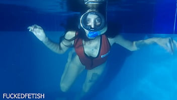 Toples Malam Helen Star: Setelan Renang Seksi, Topeng Malam, Dan Kolam Kenikmatan