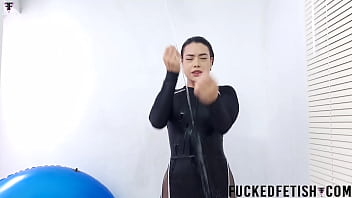 Gairah Di Bak Mandi Moonblack Dengan Bahan Neoprene Yang Menggoda