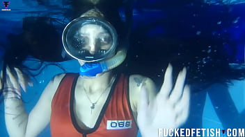 Malam Berahi Di Kolam: Helen Star Dan Bikini Yang Membuat Nafas Terhenti