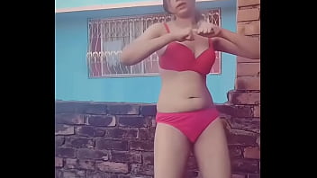 Gadis India Yang Menggoda Dengan Lekuk Tubuh Mempesona