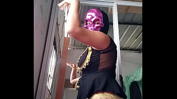 Gadis Tiri Jalang Menggodaku Dengan Topeng Seksi Dan Tarian Arab Bergaya Telanjang. Film Porno Rumahan Panas Si Cokelat Genit.
