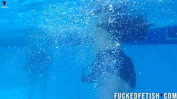 Pasangan Panas Yessica Bunny Dan Helen Star Menggoda Di Kolam Renang