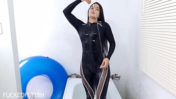Kecanduan Bak Mandi Hitam Bulan Dengan Neoprene Yang Menggoda