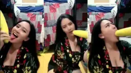 Ochi Berlian Menggoda Dada Dan Mengisap Mentimun Gagah