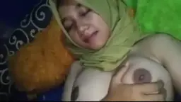 Ukhty Berjilbab Cantik Menggairahkan Meremas Payudara Montoknya