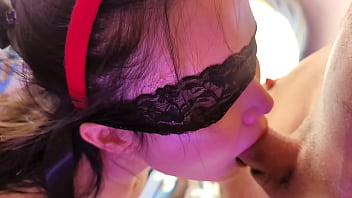 Gadis Asia Menggoda Santa Sambil Membisikkan Daftar Keinginannya, Berakhir Dengan Wajahnya Penuh Cairan Panas