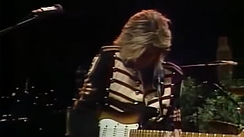 Gitaris Seksi Eric Johnson Menggoyang Austin Texas Dengan Permainan Panasnya Di Tahun 1988