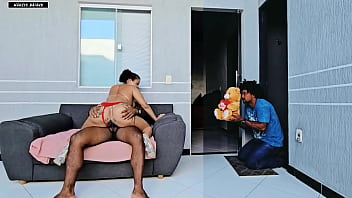 Kekasihku Yang Bodoh Memberiku Hadiah Romantis, Tapi Malah Menemukanku Tengah Digerogoti Kakaknya Yang Lebih Besar Di Hari Valentine