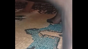 Olgun Türk Kadını Külotlu çorabıyla Halı Temizliyor