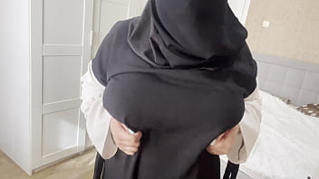 Istri Arab Teman Memamerkan Payudaranya