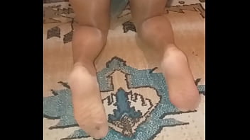 Olgun Türk Kadını Seksi Tül çoraplarıyla Halıda Süpürürken