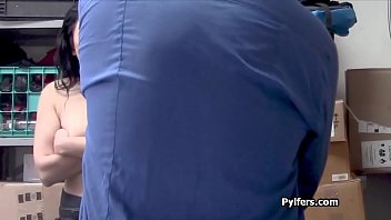 Monica Si Maling Latina Seksi Membungkuk Untuk Kontol Setelah Digeledah Telanjang