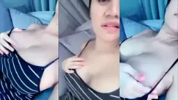Alondra Berbaring Sambil Meremas Payudara Dan Memamerkan Puting Yang Menggoda