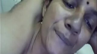 Bibi Tamil Telanjang Memamerkan Payudara Montoknya Di Panggilan Video Langsung