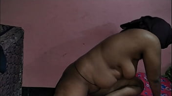 Putri Tiri Tak Sengaja Lihat ‘senjata’ Teman Ayahnya Dan Langsung Basah Kuyup