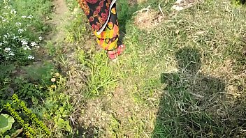 खेत की मिट्टी में गर्म चुदाई का मज़ा ही कुछ और है