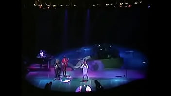 Goyang Liar Di Atas Panggung: Yes Mengguncang Dunia Dengan Konser Panas 1983