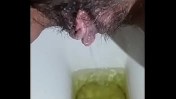 Gadis India Yang Sedang Mengencingi