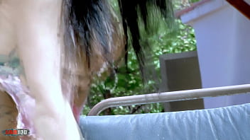 Gadis Arab Cokelat Muda Damaris Menari Dan Telanjang Di Tepi Kolam Renang