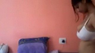 Video Desi Bertubuh Montok Melepas Gaunnya Dengan Sensual