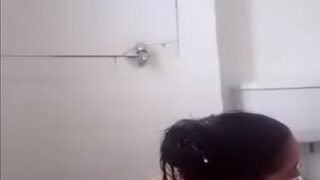 Video Panas Pasangan Mesra Mandi Telanjang Di Kamar Mandi