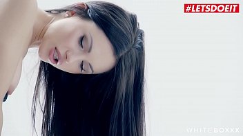 Sasha Rose, Gadis Rusia Yang Bergairah, Memuaskan Diri Di Hadapan Kekasih Yang Patuh