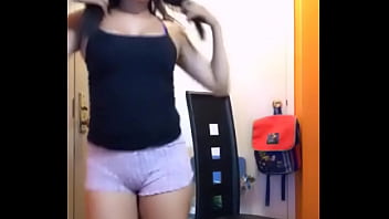 Gadis Seksi Menggoyang Tubuh Di Live Streaming