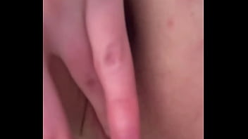 Brunette Rusia Dengan Kata-kata Kotor Dan Fantasi Seksual Memainkan Pantatnya, Meremas Payudara Mungil. Jari-jari Menggali Liang Vagina Dan Dubur.