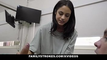 Kakak Tiri (melody Foxx) Sambut Adik Tiri Dengan Vagina Menggairahkannya