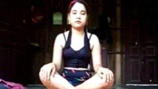 Gadis Assam Seksi Telanjang Bugil Dalam Video Panas Sendirian