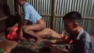 Tiga Pemuda Desa Menggila Bersama Pelacur Murahan Dalam Rekaman Mesum