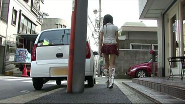 Tiga Badan Bergeliat: Aksi Panas Dengan Gadis Jepang Yang Langsing