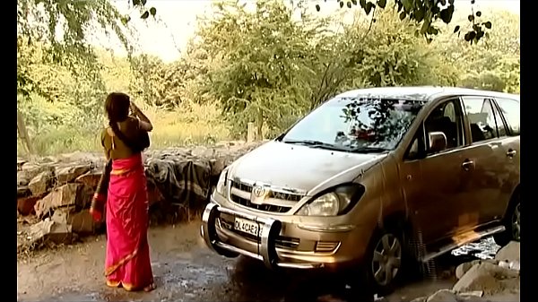 Desi Bhabhi Desa Mandi Mobil Dengan Gaya Yang Menggoda… Adegan Eksklusif Tanpa Sensor… Wajib Ditonton!
